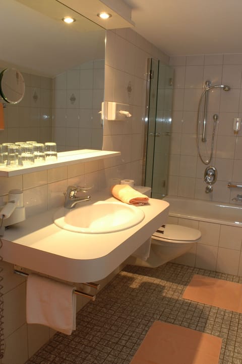 Standard Single Room | Bathroom | Free toiletries, hair dryer, bathrobes, slippers