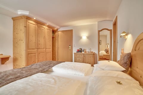 Standard Double Room | Hypo-allergenic bedding, in-room safe, desk, blackout drapes