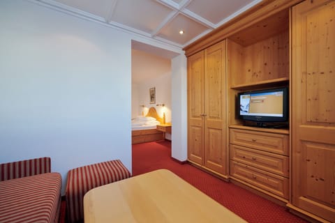 Family Suite | Living area | 40-inch flat-screen TV with cable channels