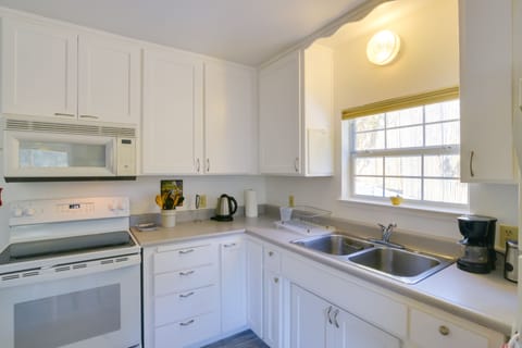 Cottage (2 Bedrooms) | Private kitchen | Microwave, oven, stovetop, blender