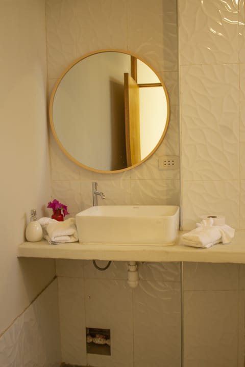 Comfort Double Room | Bathroom | Shower, rainfall showerhead, free toiletries, towels