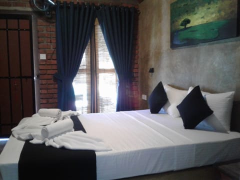 Deluxe Queen Room | Individually furnished, free WiFi, bed sheets