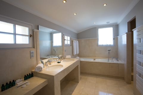 Suite, Terrace | Bathroom | Free toiletries, hair dryer, bathrobes, bidet