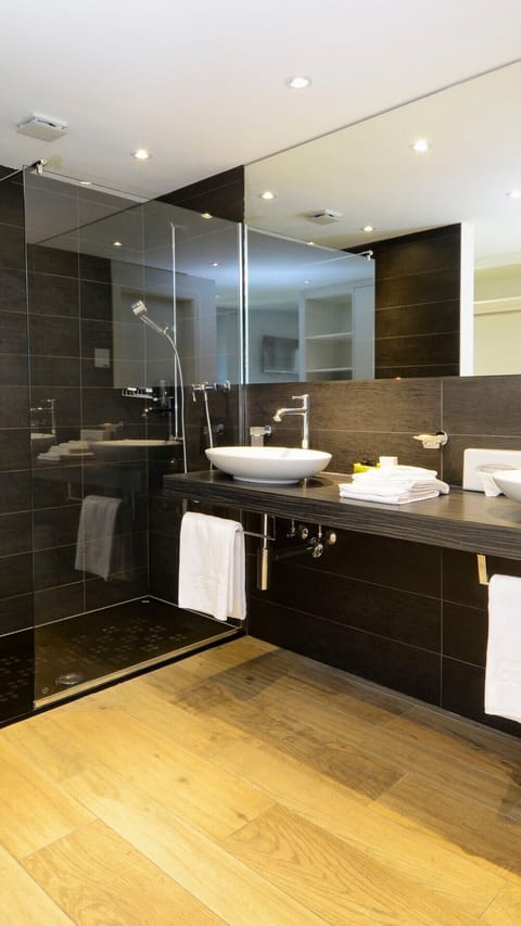 Superior Quadruple Room | Bathroom | Shower, free toiletries, hair dryer, towels