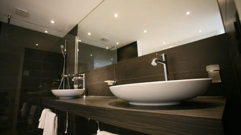 Superior Quadruple Room | Bathroom | Shower, free toiletries, hair dryer, towels