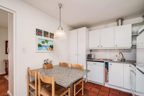 Apartment | 2 bedrooms, desk, Internet