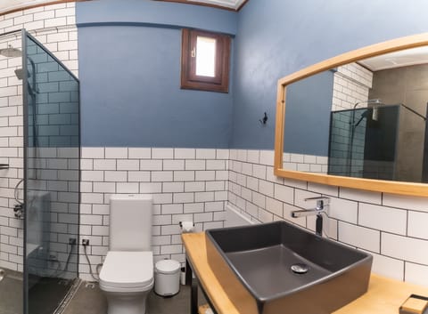 Family Quadruple Room | In-room safe, soundproofing, iron/ironing board, free WiFi