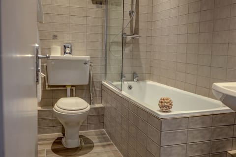 Standard Room, 1 Double Bed, Non Smoking | Bathroom | Combined shower/tub, hydromassage showerhead, free toiletries