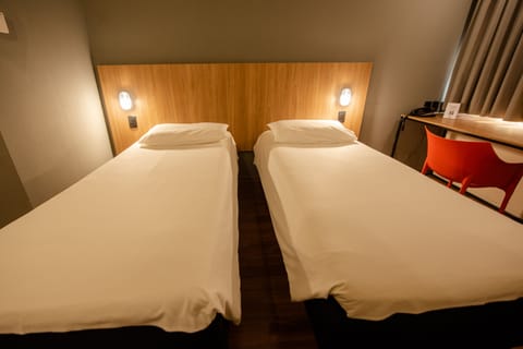 Standard Twin Room, 2 Twin Beds | Minibar, desk, soundproofing, free WiFi