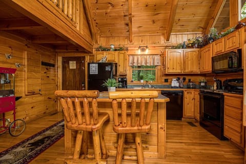 Cabin, 1 King Bed, Hot Tub, Mountain View | Private kitchen | Fridge, microwave, oven, stovetop