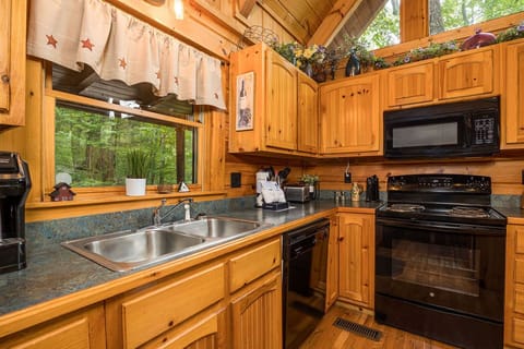 Cabin, 1 King Bed, Hot Tub, Mountain View | Private kitchen | Fridge, microwave, oven, stovetop