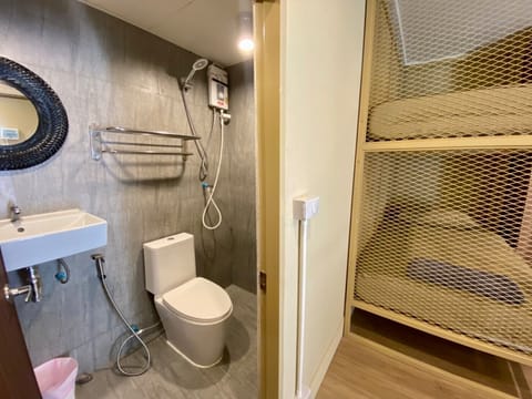 Deluxe Quadruple Room | Bathroom | Free toiletries