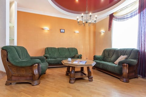 Classic Apartment | Desk, iron/ironing board, free WiFi