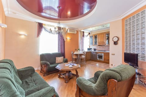 Classic Apartment | Desk, iron/ironing board, free WiFi