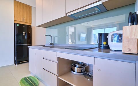 Superior Apartment | Private kitchen | Fridge, microwave, stovetop, electric kettle