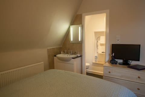 Double Room (Stag) | Individually furnished, desk