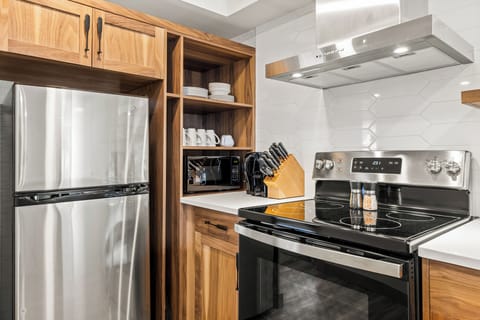 Condo | Private kitchen | Mini-fridge, microwave, coffee/tea maker, electric kettle