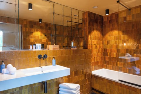 Combined shower/tub, deep soaking tub, designer toiletries, hair dryer