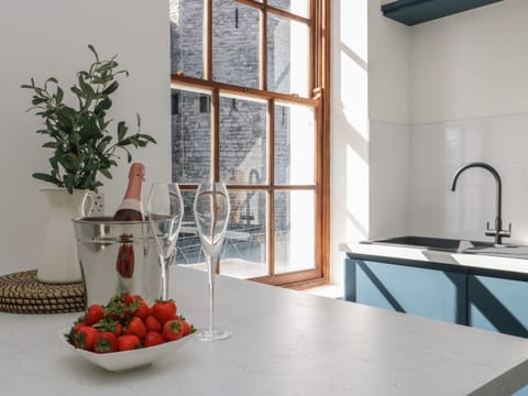 Fridge, dishwasher, cookware/dishes/utensils