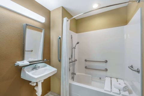 Deluxe Room, 1 Queen Bed, Accessible, Non Smoking | Accessible bathroom