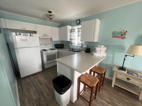 Sth Apartment 2 King Bedroom Full Kitch | Private kitchen | Mini-fridge, microwave, toaster, cookware/dishes/utensils