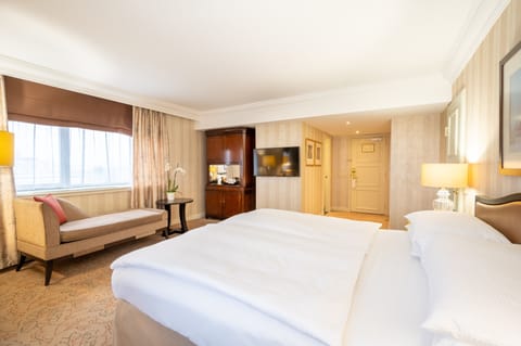 Premium Room, 1 King Bed, City View, Corner | Hypo-allergenic bedding, minibar, in-room safe, desk