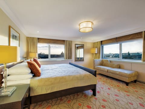 Premium Room, 1 King Bed, City View, Corner | Hypo-allergenic bedding, minibar, in-room safe, desk