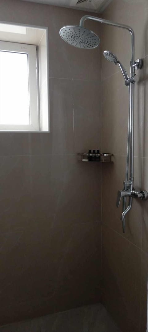 Shower, rainfall showerhead, free toiletries, hair dryer