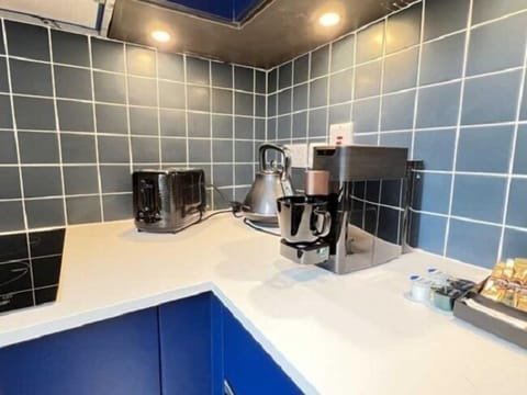 Studio (Quad) | Private kitchenette | Fridge, microwave, stovetop, toaster