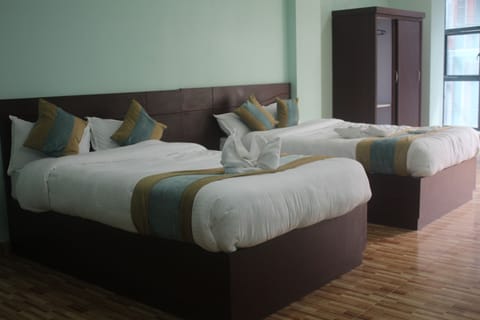 Deluxe Twin Room | Desk, laptop workspace, bed sheets