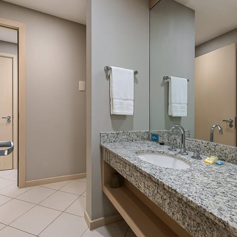 Superior Studio Suite | Bathroom
