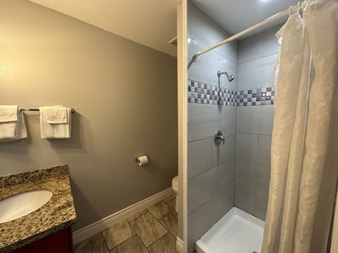 Standard Room, 1 King Bed | Bathroom | Shower, hair dryer, towels, soap