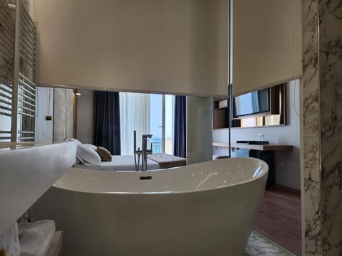 Deluxe Double Room with Balcony and Sea View | Bathroom | Hydromassage showerhead, free toiletries, hair dryer, slippers