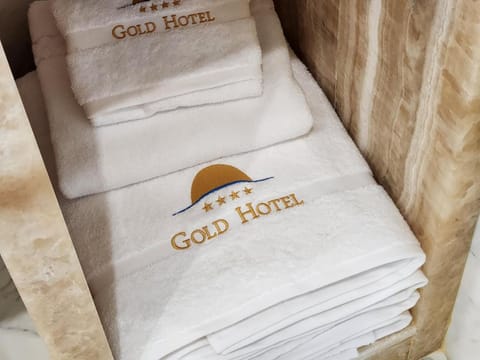 Superior Family Suite with Balcony and Sea View | Bathroom | Hydromassage showerhead, free toiletries, hair dryer, slippers