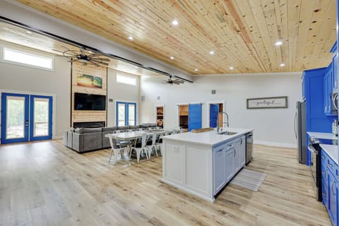 House (6 Bedrooms) | Interior