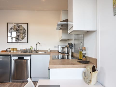 Cottage | Private kitchen | Fridge, dishwasher, electric kettle, toaster