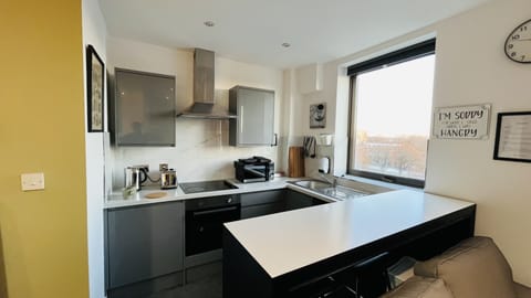 Economy Studio Suite | Private kitchen | Full-size fridge, microwave, oven, stovetop