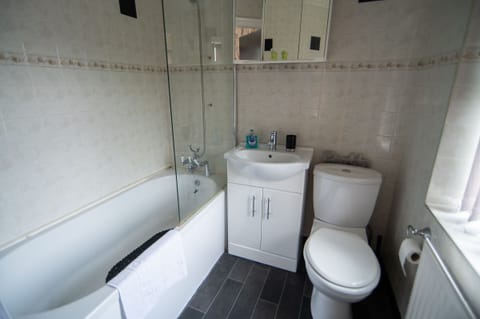 Standard Double Room | Bathroom | Shower, free toiletries, hair dryer, towels