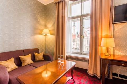 Deluxe Double Room | Minibar, in-room safe, desk, iron/ironing board