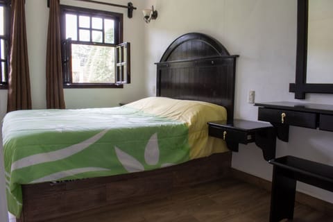 Iron/ironing board, bed sheets