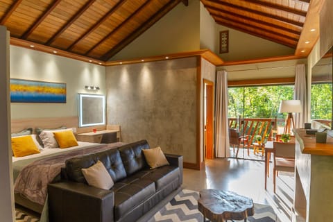 Deluxe Suite, 1 King Bed | Hypo-allergenic bedding, free WiFi