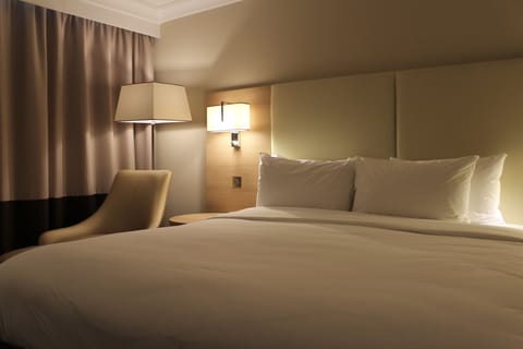 Executive Room, 1 Double Bed | 1 bedroom, hypo-allergenic bedding, in-room safe, individually furnished