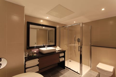 Executive Suite, 1 Queen Bed | Bathroom | Combined shower/tub, eco-friendly toiletries, hair dryer, towels