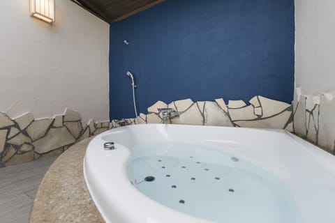 Separate tub and shower, jetted tub, free toiletries, hair dryer