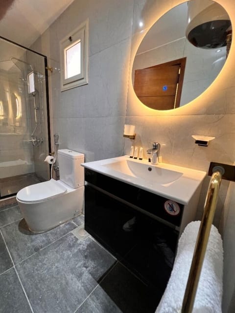 Single Room | Bathroom | Combined shower/tub, rainfall showerhead, towels, soap