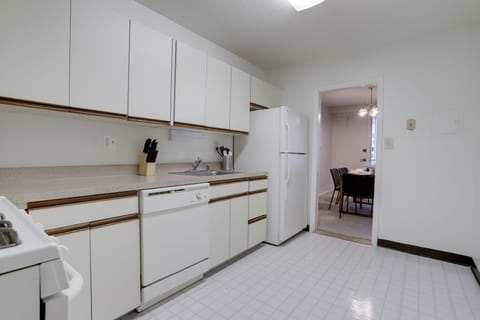 Deluxe Apartment | Private kitchen | Fridge, oven, dishwasher, coffee/tea maker