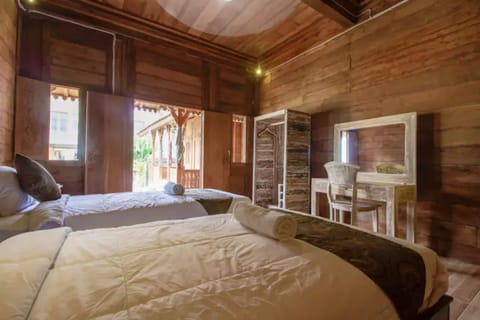 1 bedroom, desk, bed sheets
