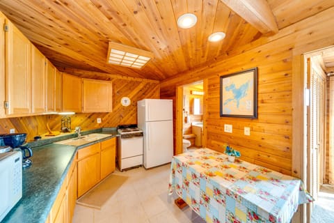 Cottage (2 Bedrooms) | Private kitchen | Microwave, cookware/dishes/utensils, paper towels