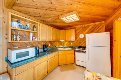 Cottage (2 Bedrooms) | Private kitchen | Microwave, cookware/dishes/utensils, paper towels