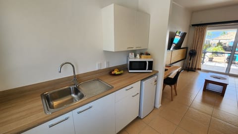 Deluxe Double Room, Poolside | Private kitchen | Mini-fridge, microwave, stovetop, electric kettle